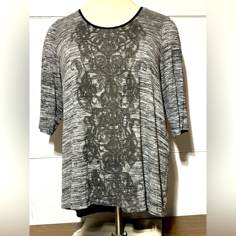 Catherine’s 2X 22/24 Gray and Black Patterned Top w/sheer black insert on back